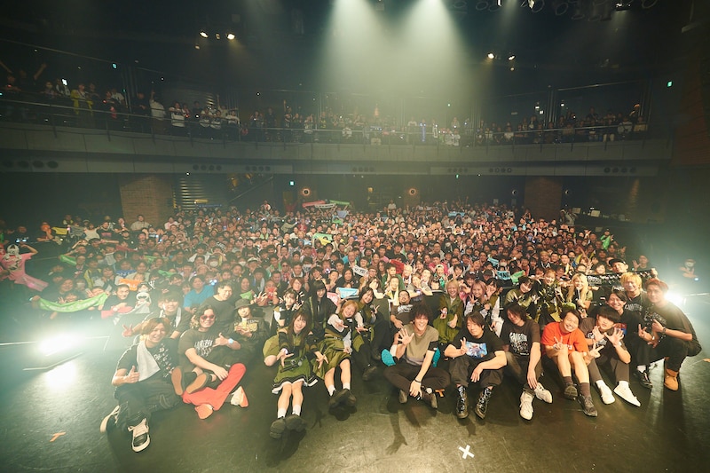 「ライブナタリー presents GANG PARADE SAY HELLO！2MAN'25」の記念写真。（撮影：大橋祐希）