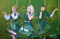 左からチャンベイビー、ココ・パーティン・ココ、ユイ・ガ・ドクソン。（撮影：大橋祐希）