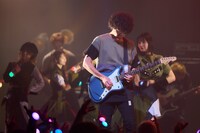 GANG PARADEとコラボする菅原卓郎（9mm Parabellum Bullet）。（撮影：大橋祐希）