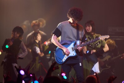 GANG PARADEとコラボする菅原卓郎（9mm Parabellum Bullet）。（撮影：大橋祐希）