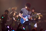 GANG PARADEとコラボする菅原卓郎(9mm Parabellum Bullet)。(撮影:大橋祐希)