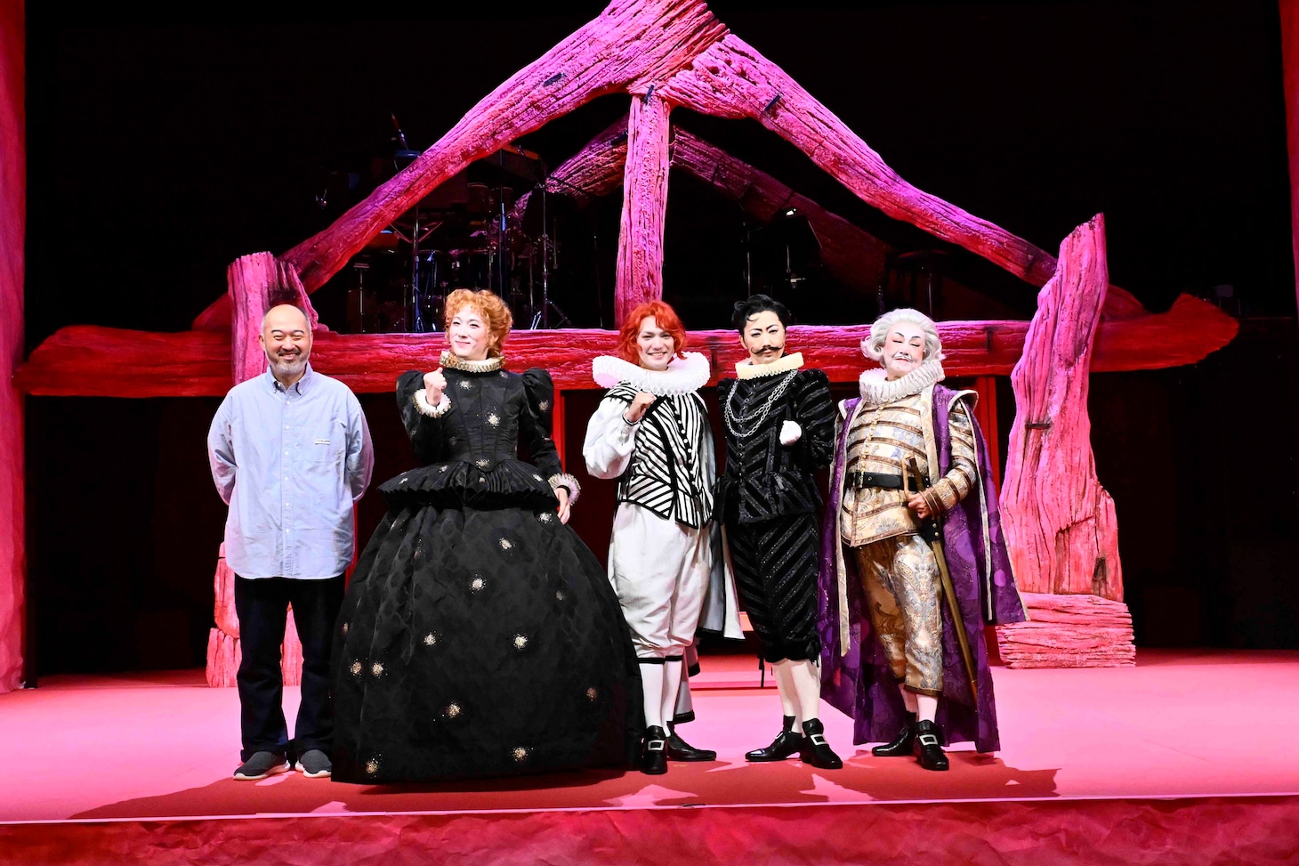 森新太郎と「十二夜」キャストたち。（撮影：阿部章仁）