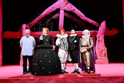 森新太郎と「十二夜」キャストたち。（撮影：阿部章仁）