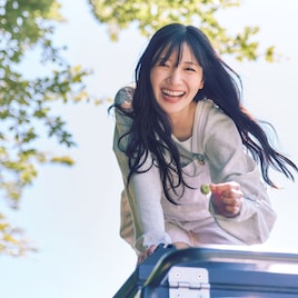 河田陽菜、木の実を拾っていい笑顔 いろんな書店でいろんなおひな展示