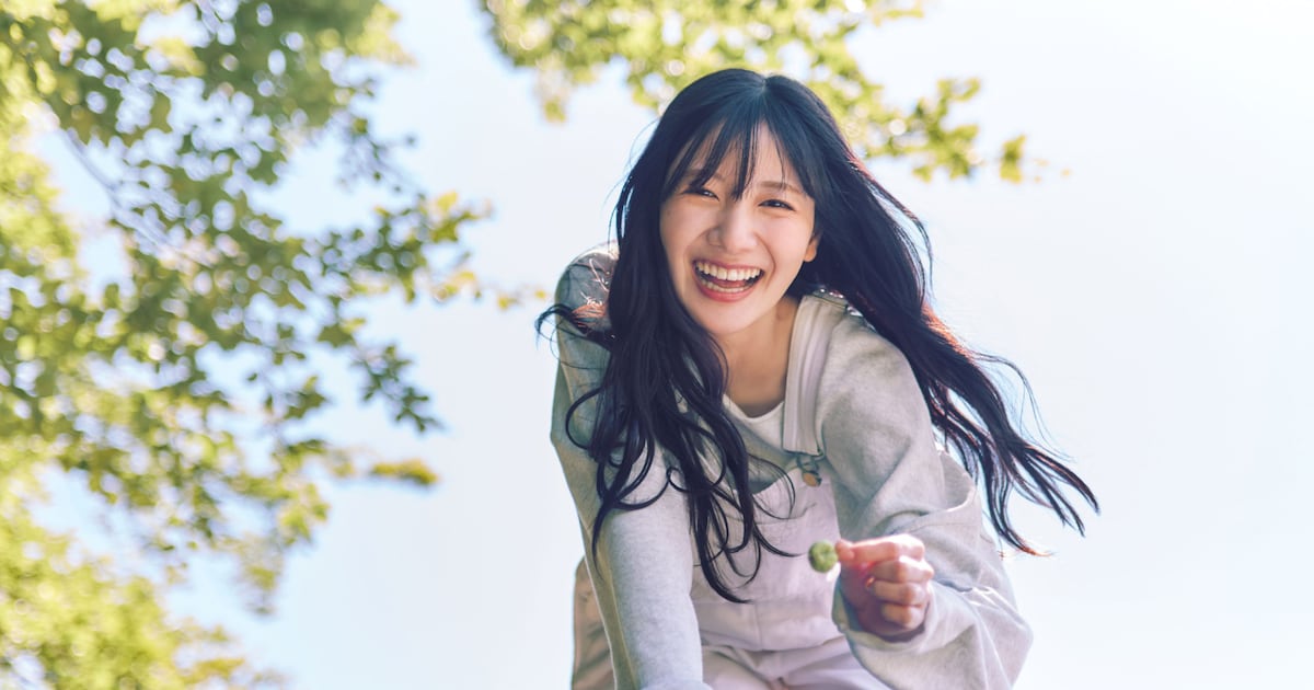 河田陽菜、木の実を拾っていい笑顔 いろんな書店でいろんなおひな展示 