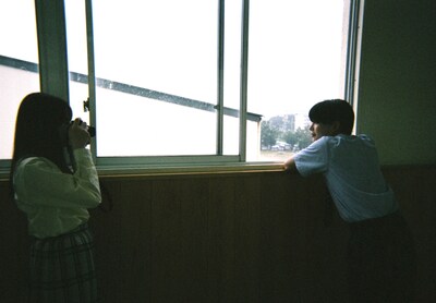 「恋に至る病」より、長尾謙杜と山田杏奈によってインスタントカメラで撮影された写真。