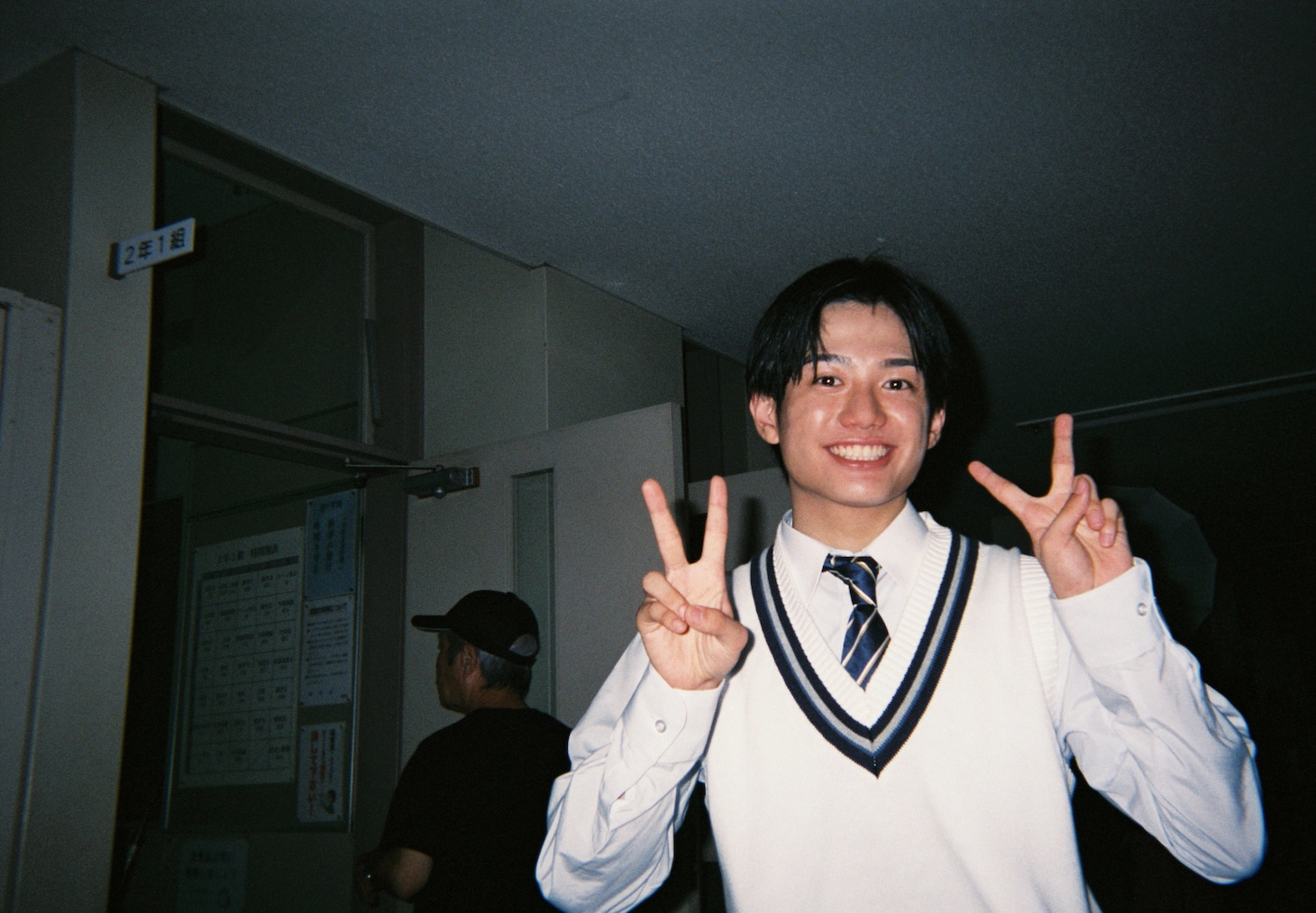 「恋に至る病」より、長尾謙杜と山田杏奈によってインスタントカメラで撮影された写真。