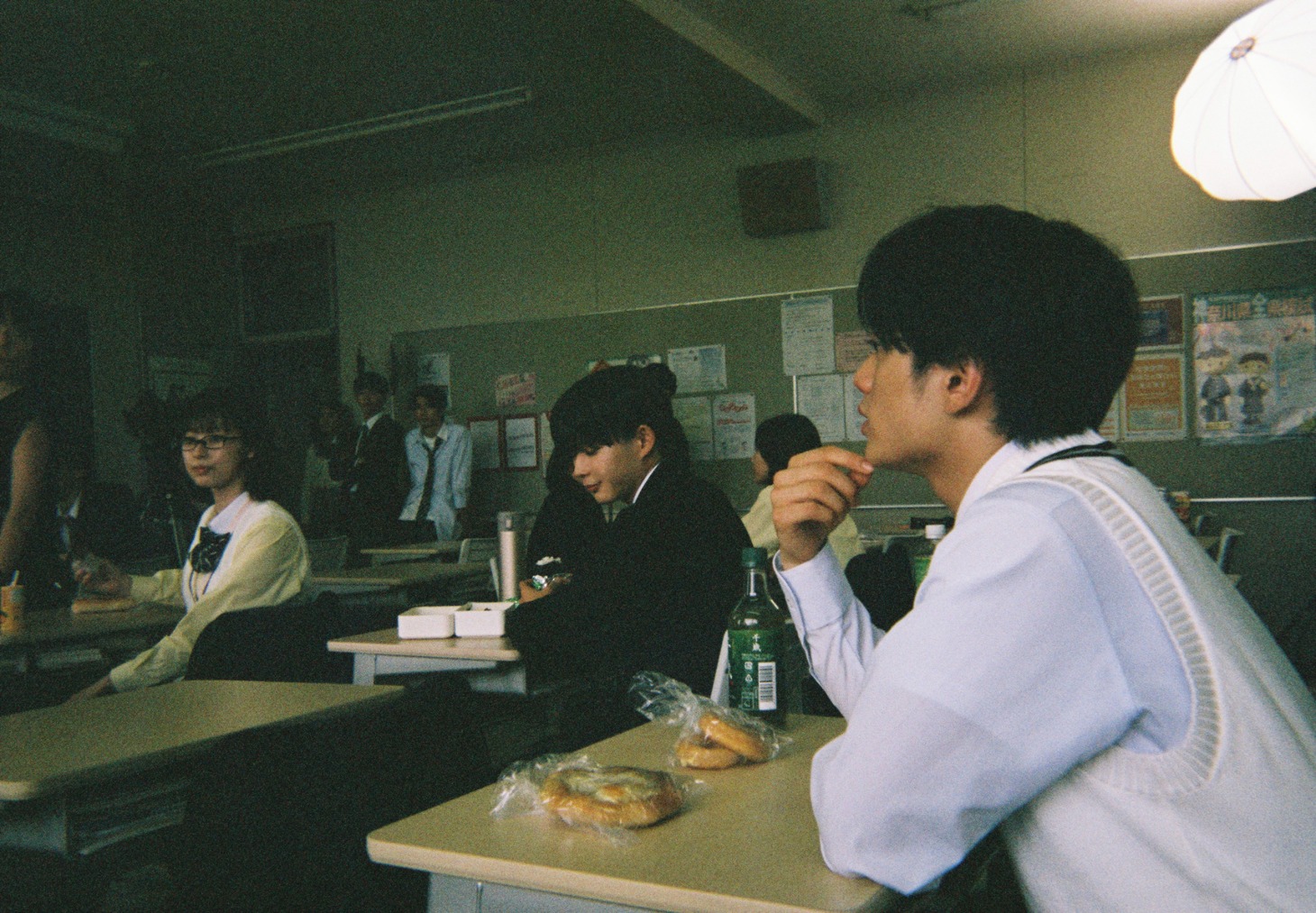 「恋に至る病」より、長尾謙杜と山田杏奈によってインスタントカメラで撮影された写真。