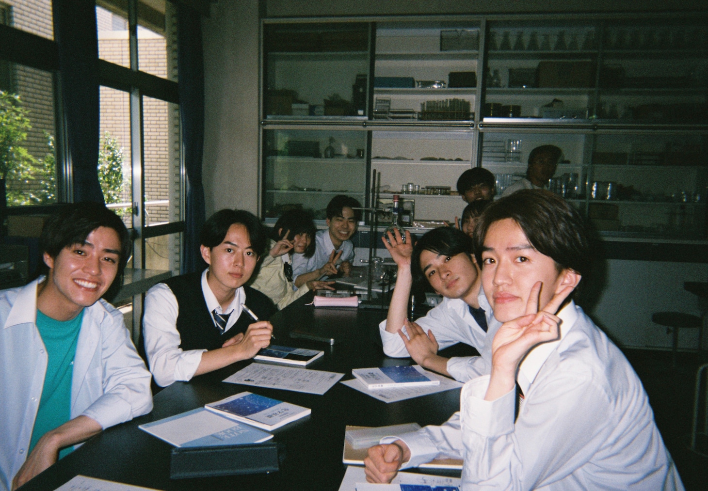 「恋に至る病」より、長尾謙杜と山田杏奈によってインスタントカメラで撮影された写真。