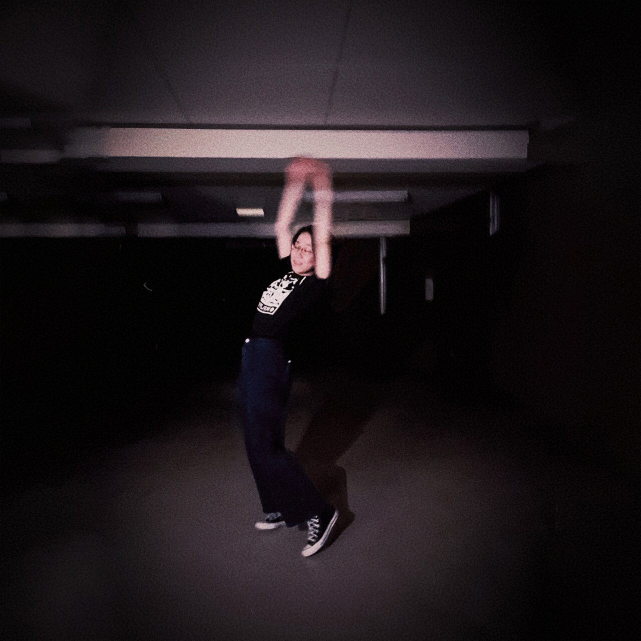 mmmが約13年ぶりソロアルバム「Burnt」発表、タラ・ジェイン・オニールやエミリオ・アロ参加