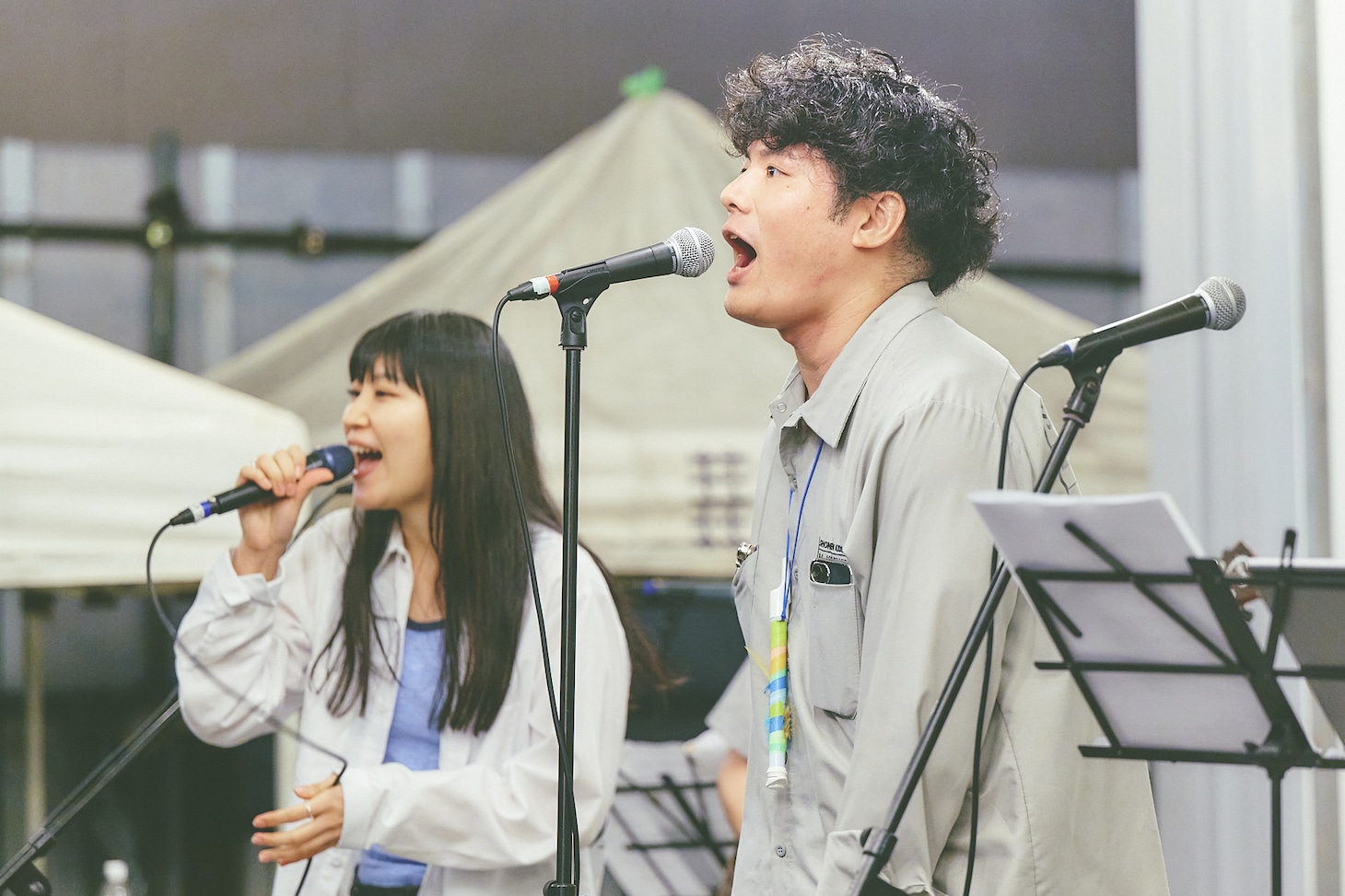 左からアキラ（Vo）、こーしくん（Vo）。（撮影：大橋祐希）