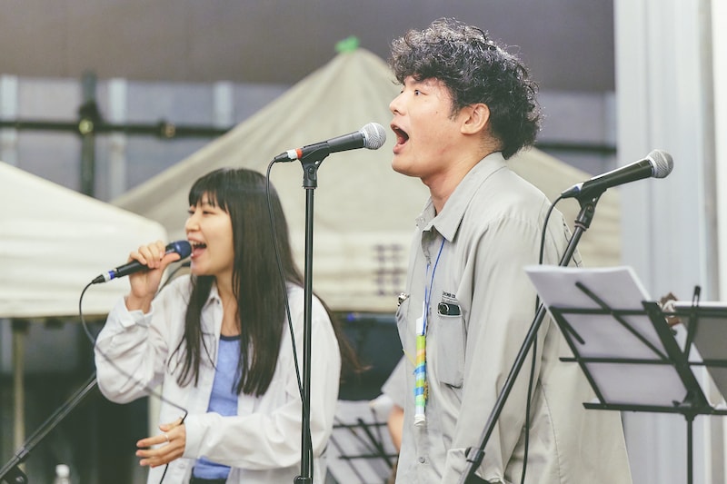 左からアキラ（Vo）、こーしくん（Vo）。（撮影：大橋祐希）