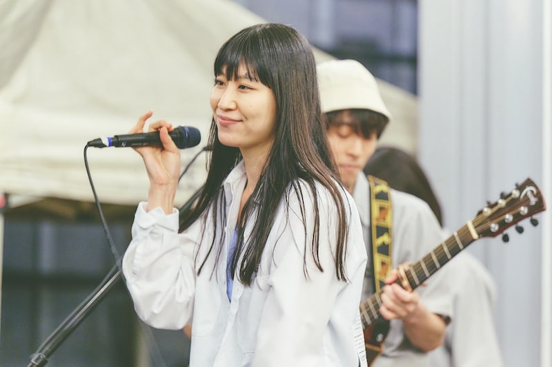 アキラ（Vo）（撮影：大橋祐希）