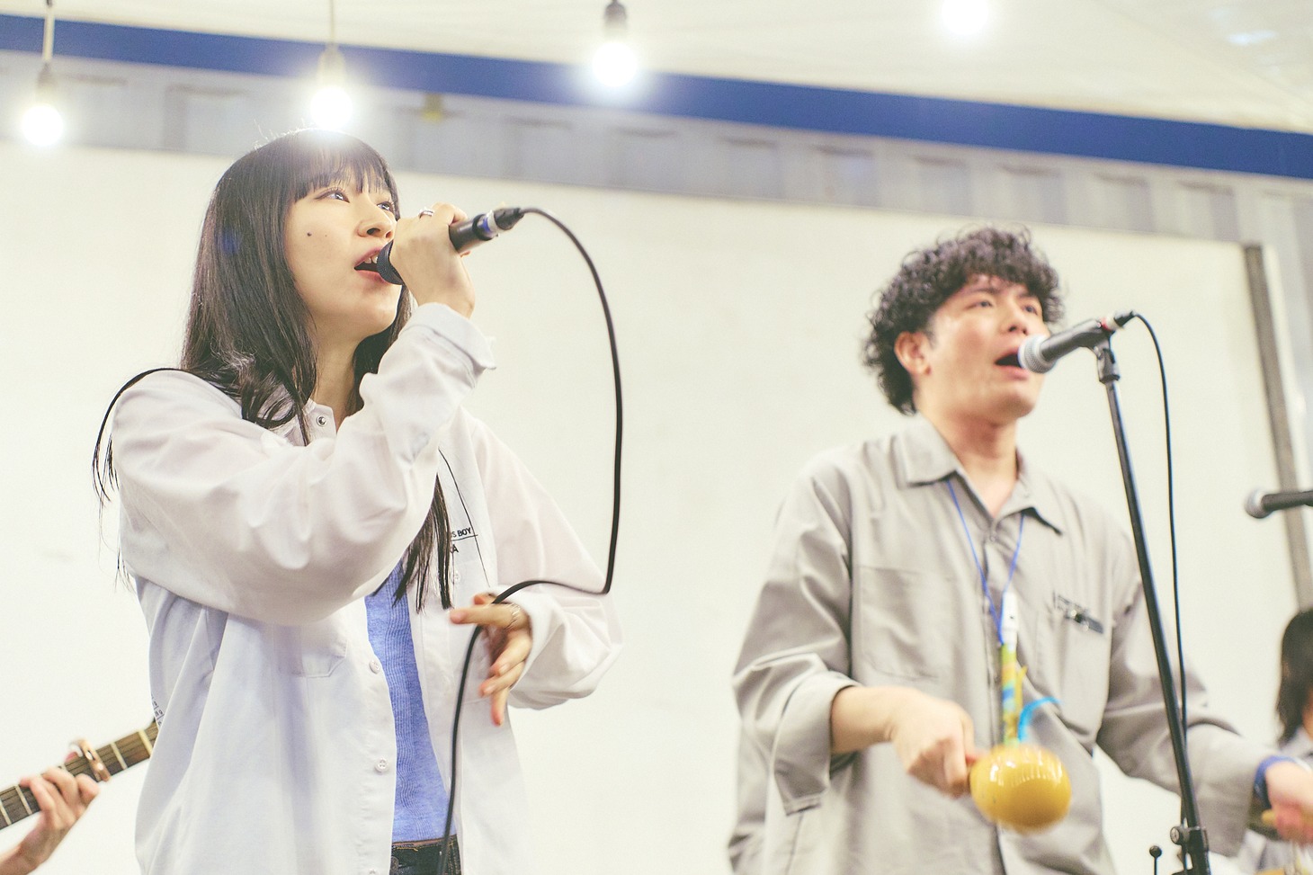 左からアキラ（Vo）、こーしくん（Vo）。（撮影：大橋祐希）