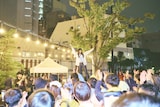 少年キッズボウイの下北沢野外フリーライブの様子。(撮影:大橋祐希)