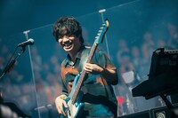 楢崎誠（B, Sax）（撮影：小杉歩）