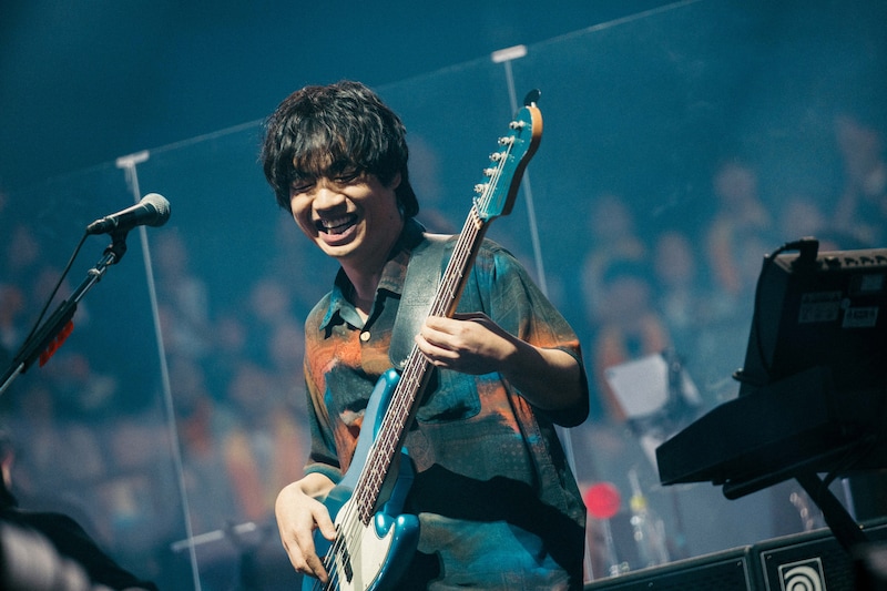 楢崎誠（B, Sax）（撮影：小杉歩）