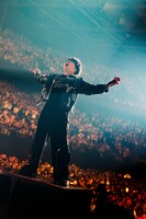 藤原聡（Vo, Piano）（撮影：小杉歩）