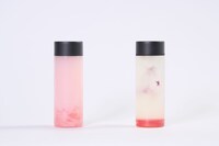 オリジナルコラボドリンク。左から乃木坂46 エディブルフラワーレモネード、乃木坂46 ピーチゼリードリンク。