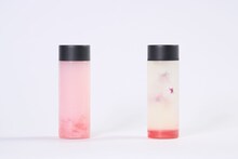 オリジナルコラボドリンク。左から乃木坂46 エディブルフラワーレモネード、乃木坂46 ピーチゼリードリンク。