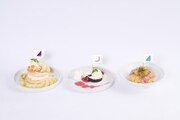 コラボレーションフード。左から乃木坂46 桃のホイップパンケーキ、櫻坂46 フォンダンショコラ、日向坂46 ジャーマンポテトチャーハン。