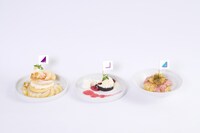 コラボレーションフード。左から乃木坂46 桃のホイップパンケーキ、櫻坂46 フォンダンショコラ、日向坂46 ジャーマンポテトチャーハン。