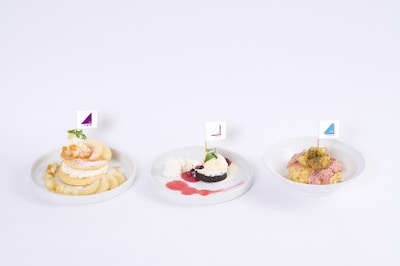 コラボレーションフード。左から乃木坂46 桃のホイップパンケーキ、櫻坂46 フォンダンショコラ、日向坂46 ジャーマンポテトチャーハン。