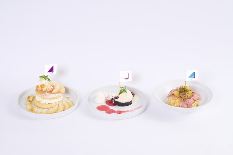 コラボレーションフード。左から乃木坂46 桃のホイップパンケーキ、櫻坂46 フォンダンショコラ、日向坂46 ジャーマンポテトチャーハン。