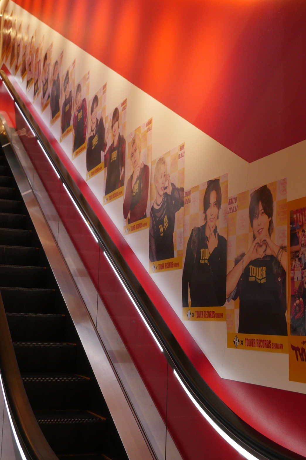 「THLタワ渋文化祭 in TOWER RECORDS SHIBUYA」開催中の館内エスカレーターの様子。
