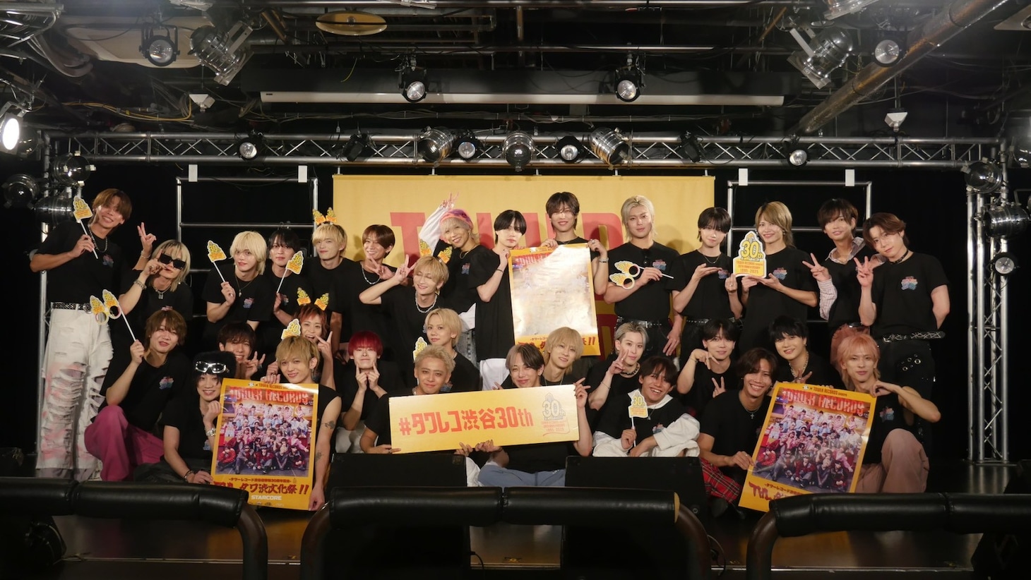 「THLタワ渋文化祭 in TOWER RECORDS SHIBUYA」に出演したTHL所属グループの面々。