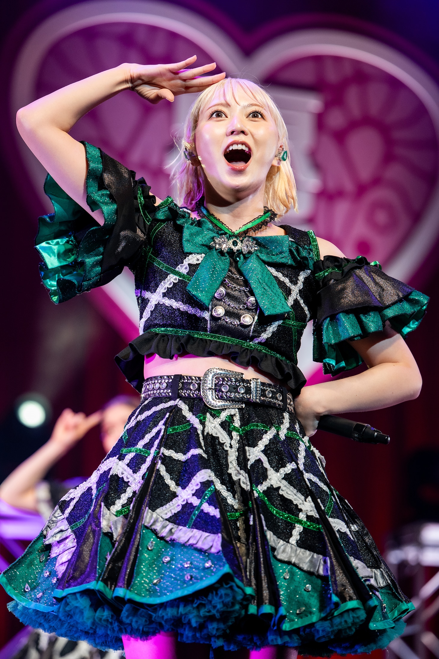 安本彩花