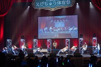 「手袋綱引き」で対決するえびちゅう紅組・白組。