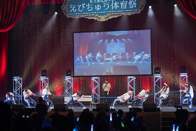 「手袋綱引き」で対決するえびちゅう紅組・白組。