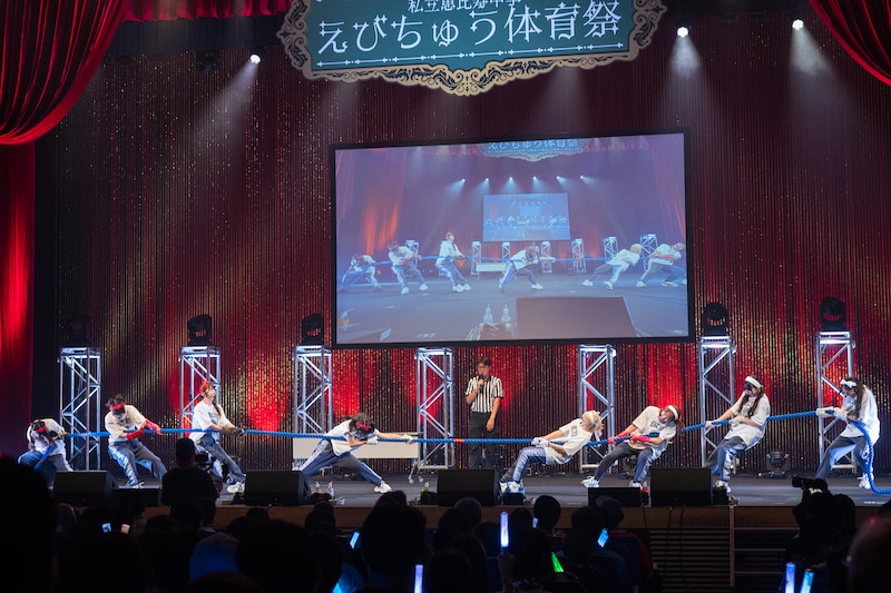 「手袋綱引き」で対決するえびちゅう紅組・白組。