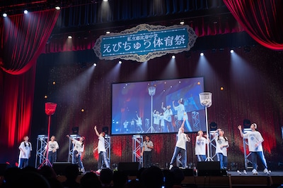 「利き手禁止玉入れ」で対決するえびちゅう紅組・白組。