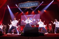 ノーサイドで「大漁恵比寿節」を歌うえびちゅう紅組・白組。