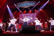 ノーサイドで「大漁恵比寿節」を歌うえびちゅう紅組・白組。