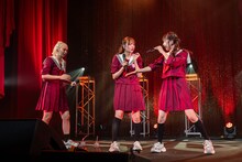 ひさびさに「新・青春そのもの」の小芝居パートを披露する安本彩花、中山莉子、真山りか（左から）。