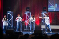 変な手袋で綱引きに挑む紅組。