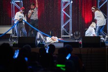 必死でねばる桜木心菜（中央）。