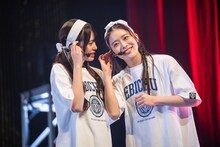 作戦を立てる小久保柚乃（左）と風見和香（右）。