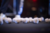 「利き手禁止玉入れ」の様子。