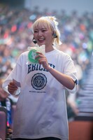 借り物競走で客席を巡る安本彩花。