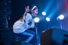 写真集を8冊抱えてダッシュする風見和香。