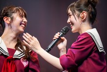 桜井えま（右）に100%の笑顔を見せたまま固まる真山りか（左）。