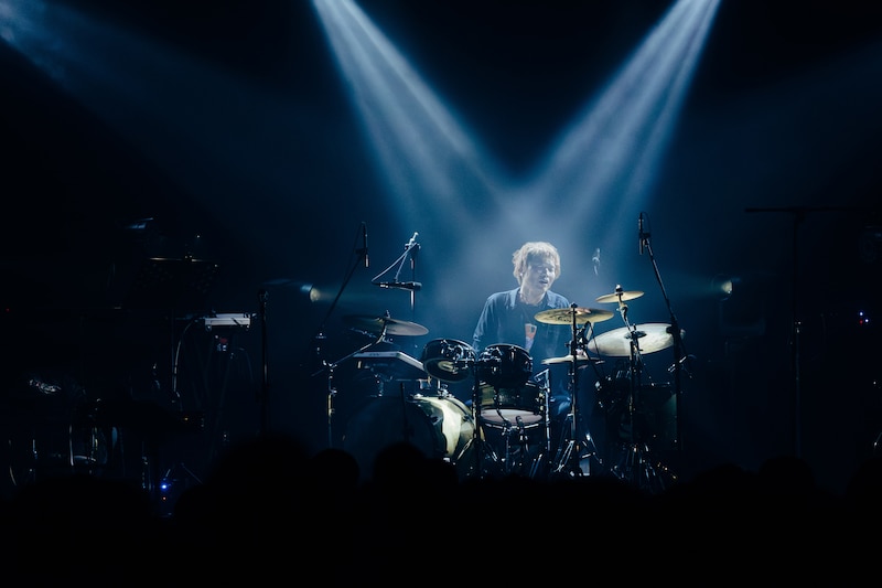 茂木欣一（Dr, Vo）（撮影：苗嘉澍）