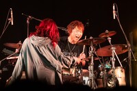 茂木欣一（Dr, Vo）（撮影：苗嘉澍）