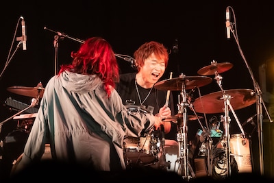 茂木欣一（Dr, Vo）（撮影：苗嘉澍）