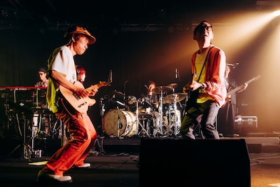 関口“dARTs”道生（G）と木暮晋也（G）。（撮影：苗嘉澍）