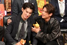 森崎ウィンに支えられる向井康二（Snow Man）。©日本テレビ